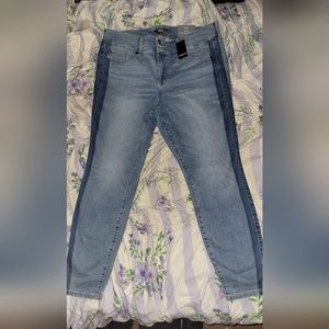 NWT Torrid Size 20 Denim Skinny Jeans with Side Stripe. Super Soft and Comfy👖